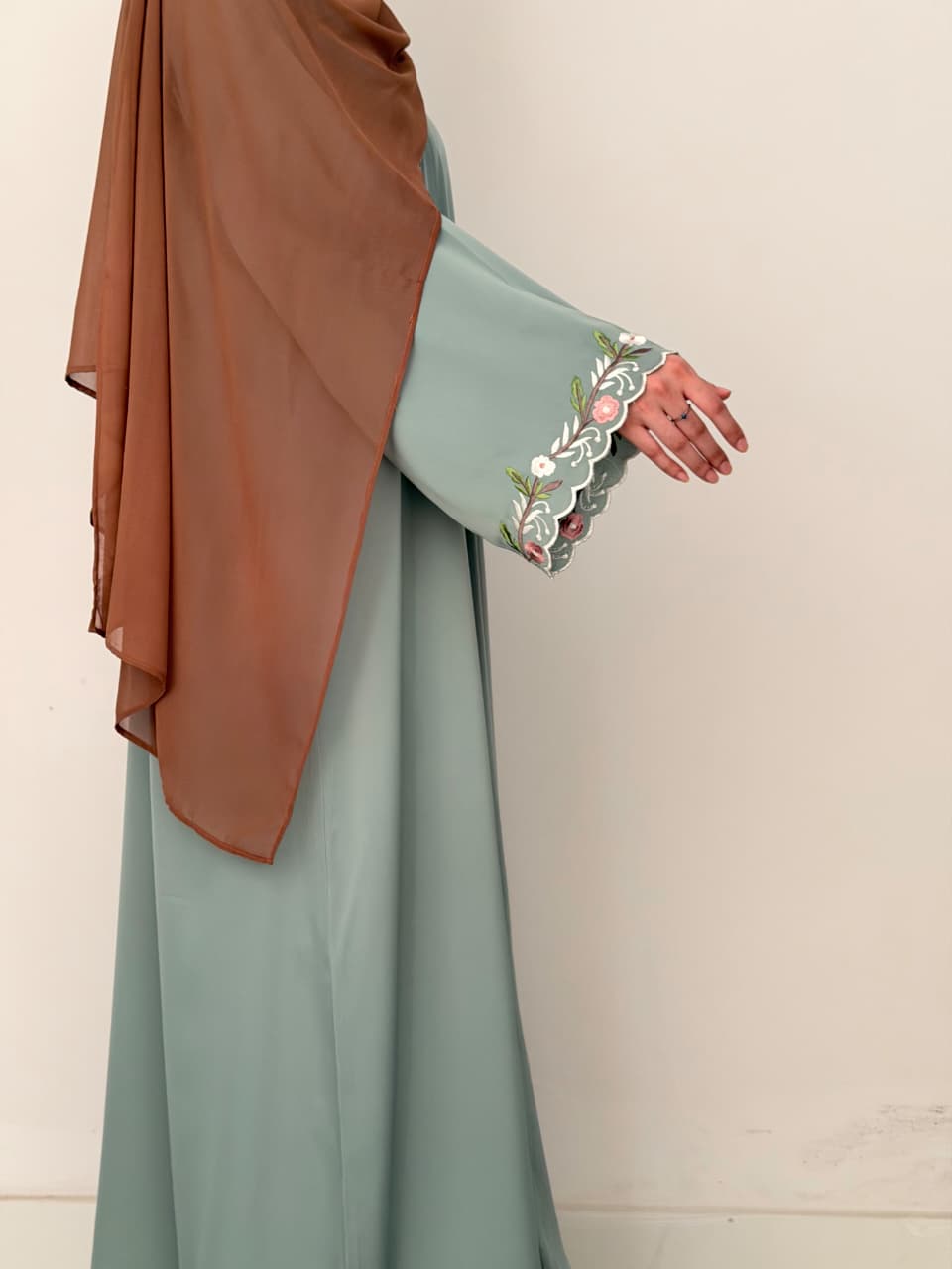 Floral Gaze - Embroidered Abaya