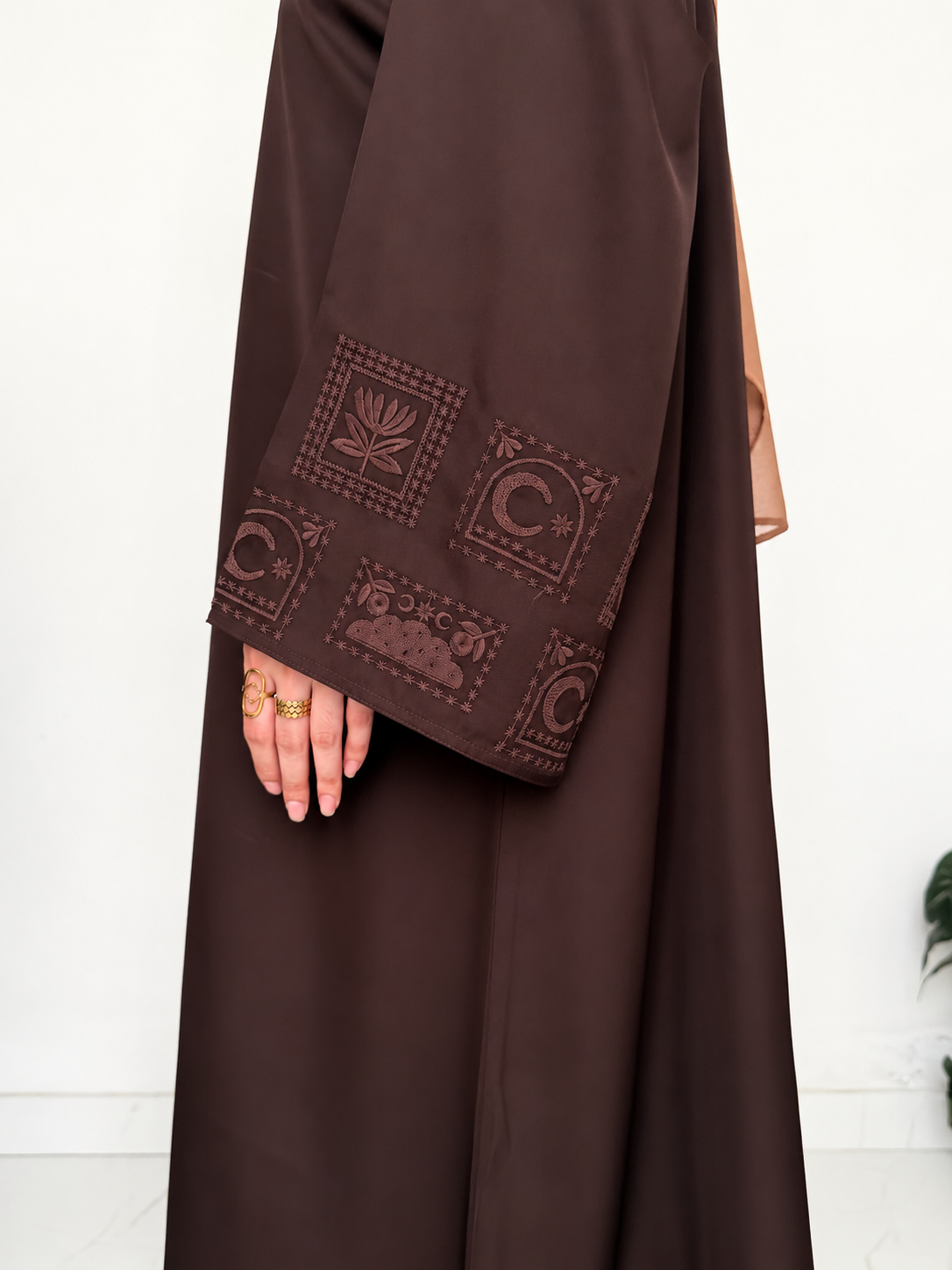 Motif Cuff Abaya - Brown Solid
